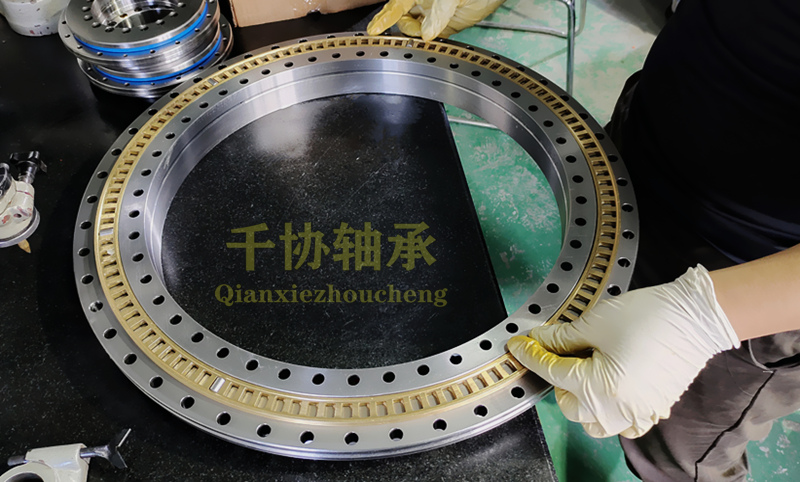 洛阳千协浅谈转台轴承的结构类别及特点